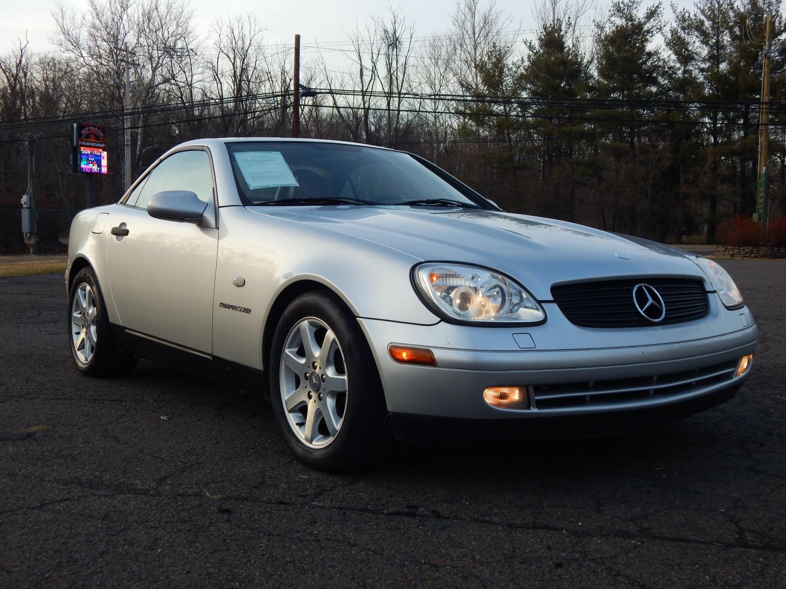 2000 Silver /Black Leather Mercedes-Benz SLK SLK230 (WDBKK47F2YF) with an 2.3L 4 cylinder supercharged engine, Automatic transmission, located at 6528 Lower York Road, New Hope, PA, 18938, (215) 862-9555, 40.358707, -74.977882 - Photo #6